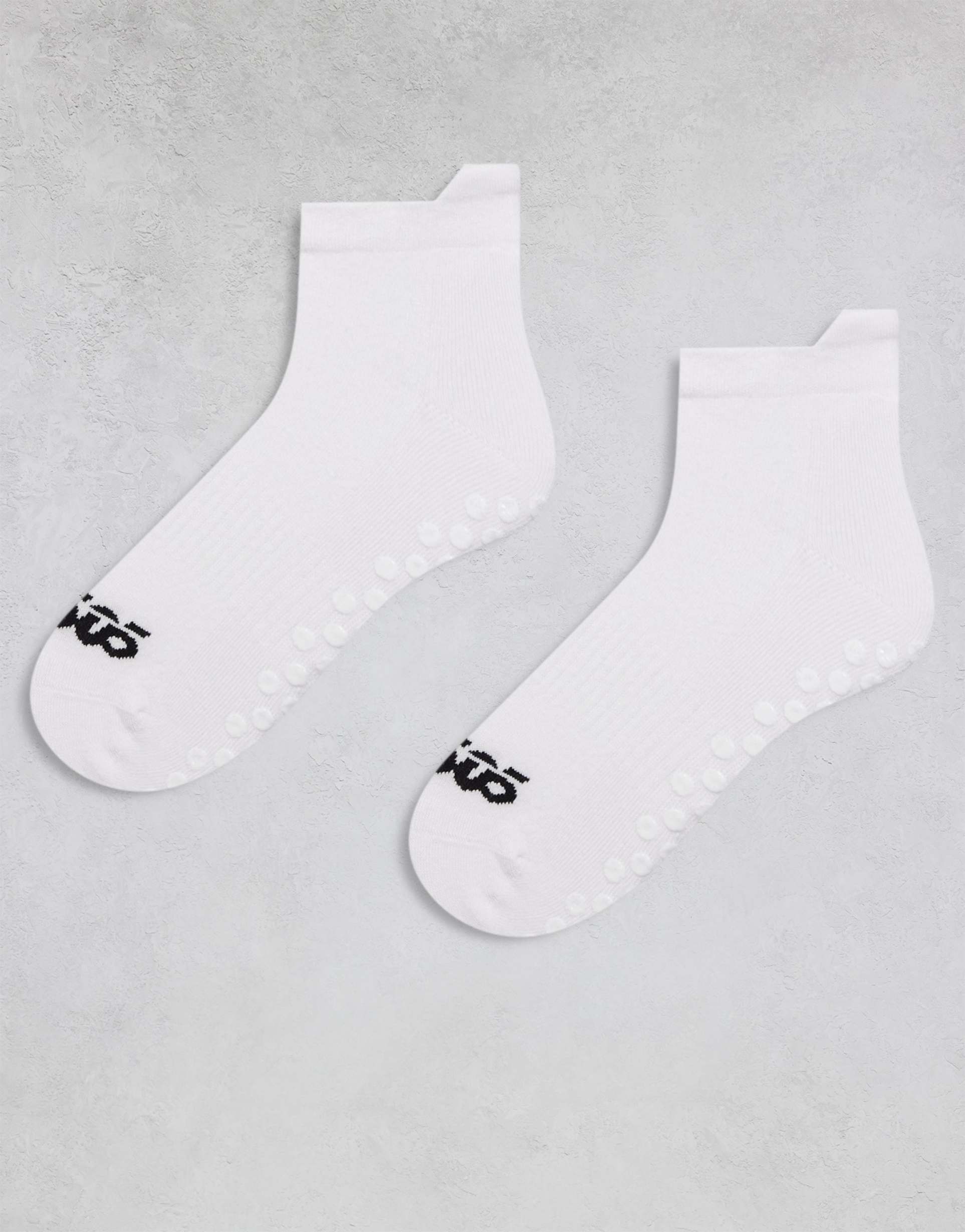 4505 2 pack pilates grip ankle socks in white