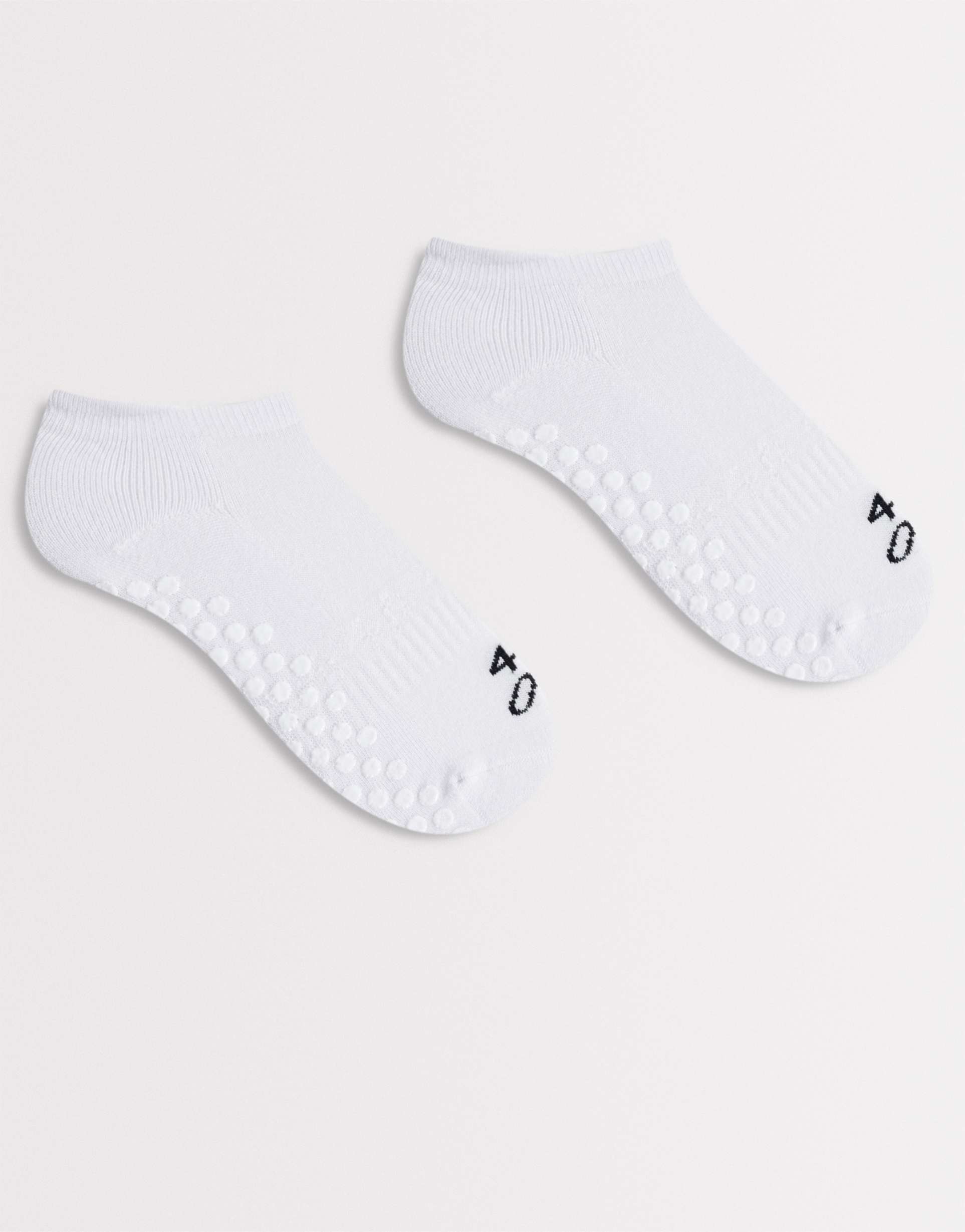 4505 2 pack pilates grip ankle socks in white