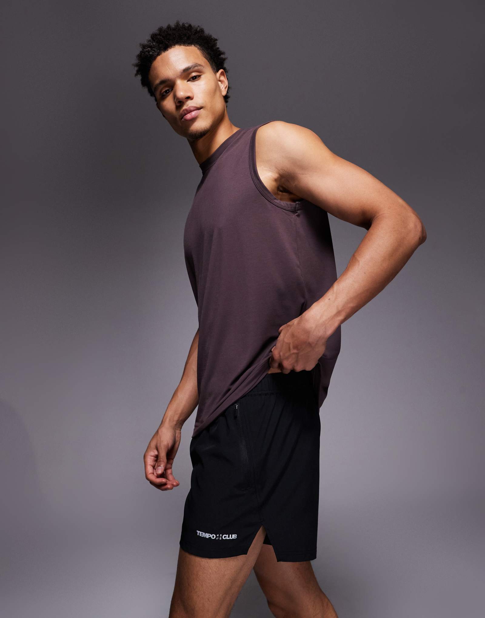 4505 быстросохнущие шорты для бега с разрезом длиной 3 дюйма, карманами на молнии и светоотражающим рисунком черного цвета