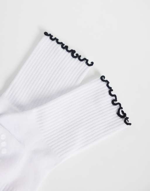 4505 3 pack non slip grip lettuce edge Pilates crew socks in white with black detailing, 3 of 3