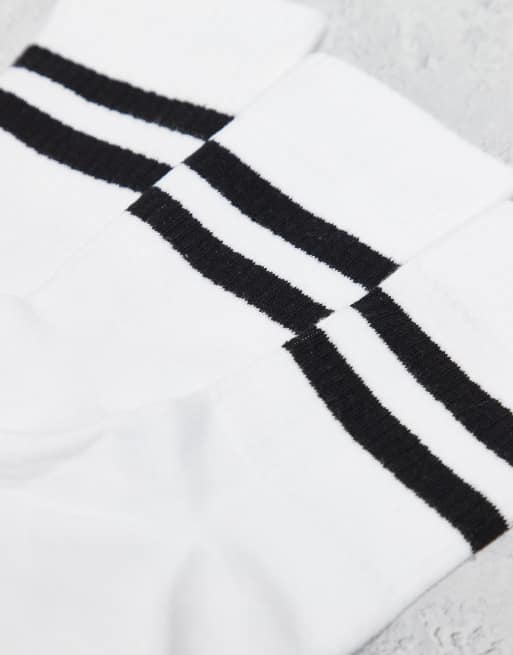 4505 – 3er-Pack schnelltrocknende Crew-Socken in Weiß mit zwei Streifen in Schwarz, 3 von 3