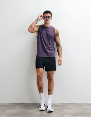 4505 5" Running Short With Elastic Waist And Zip Phone Pocket In Black