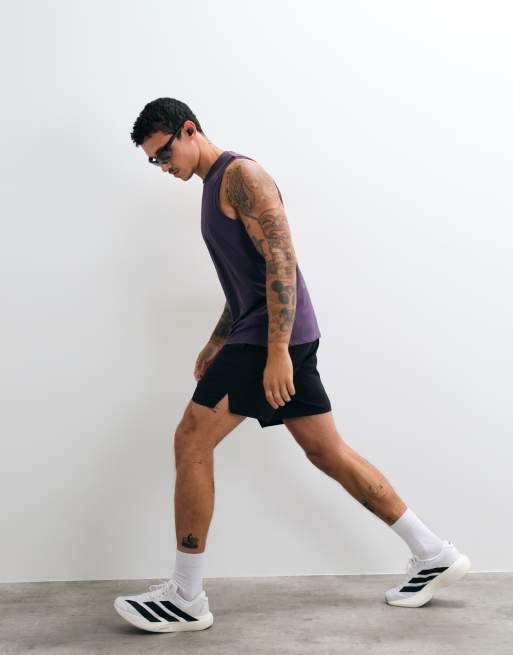 4505 5" running short with elastic waist and zip phone pocket in black, 2 of 5