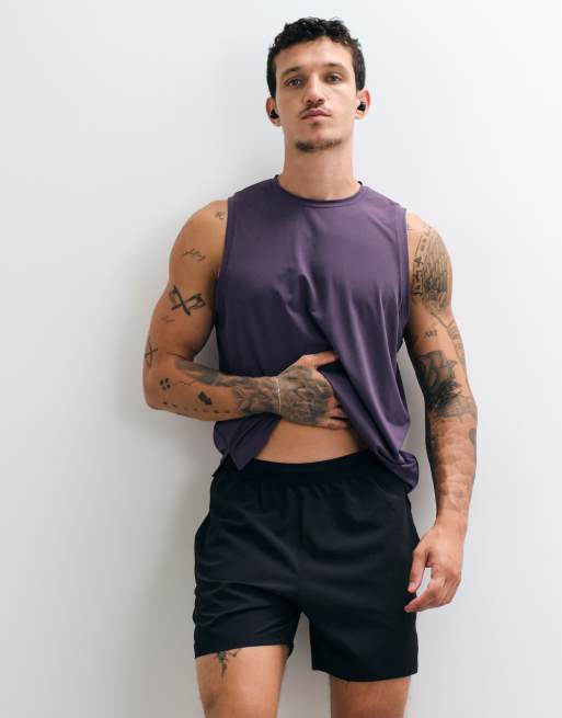4505 5" running short with elastic waist and zip phone pocket in black, 4 of 5