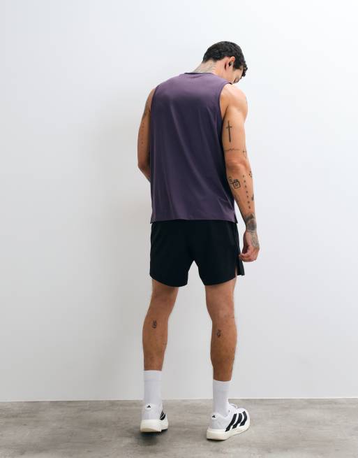 4505 5" running short with elastic waist and zip phone pocket in black, 5 of 5