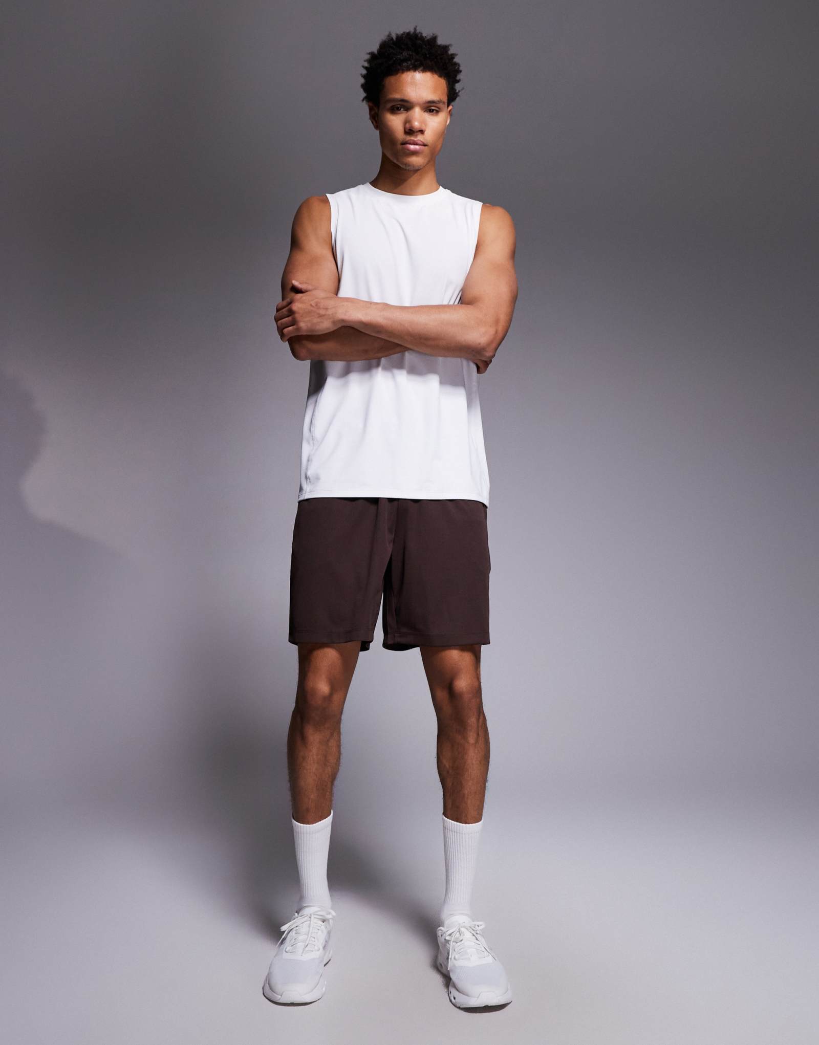 4505 7-дюймовые быстросохнущие сетчатые тренировочные шорты с карманами на молнии цвета raisin