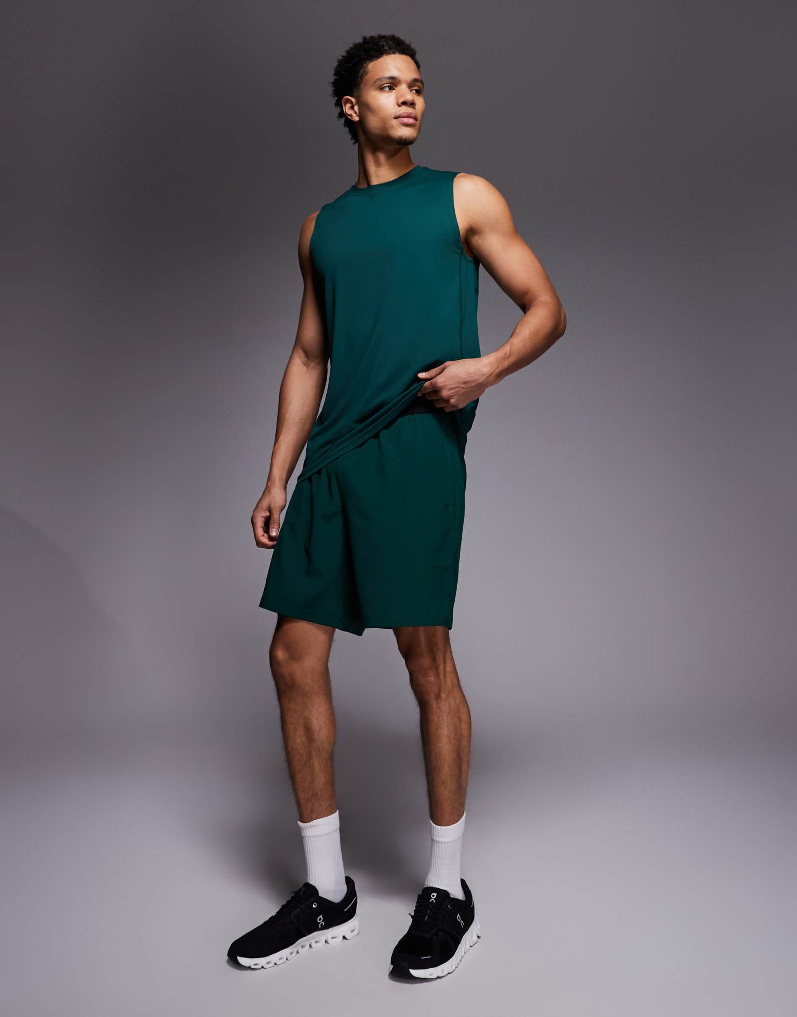 4505 7-дюймовые тканые тренировочные шорты бутылочно-зеленого цвета с эластичным поясом и карманами на молнии