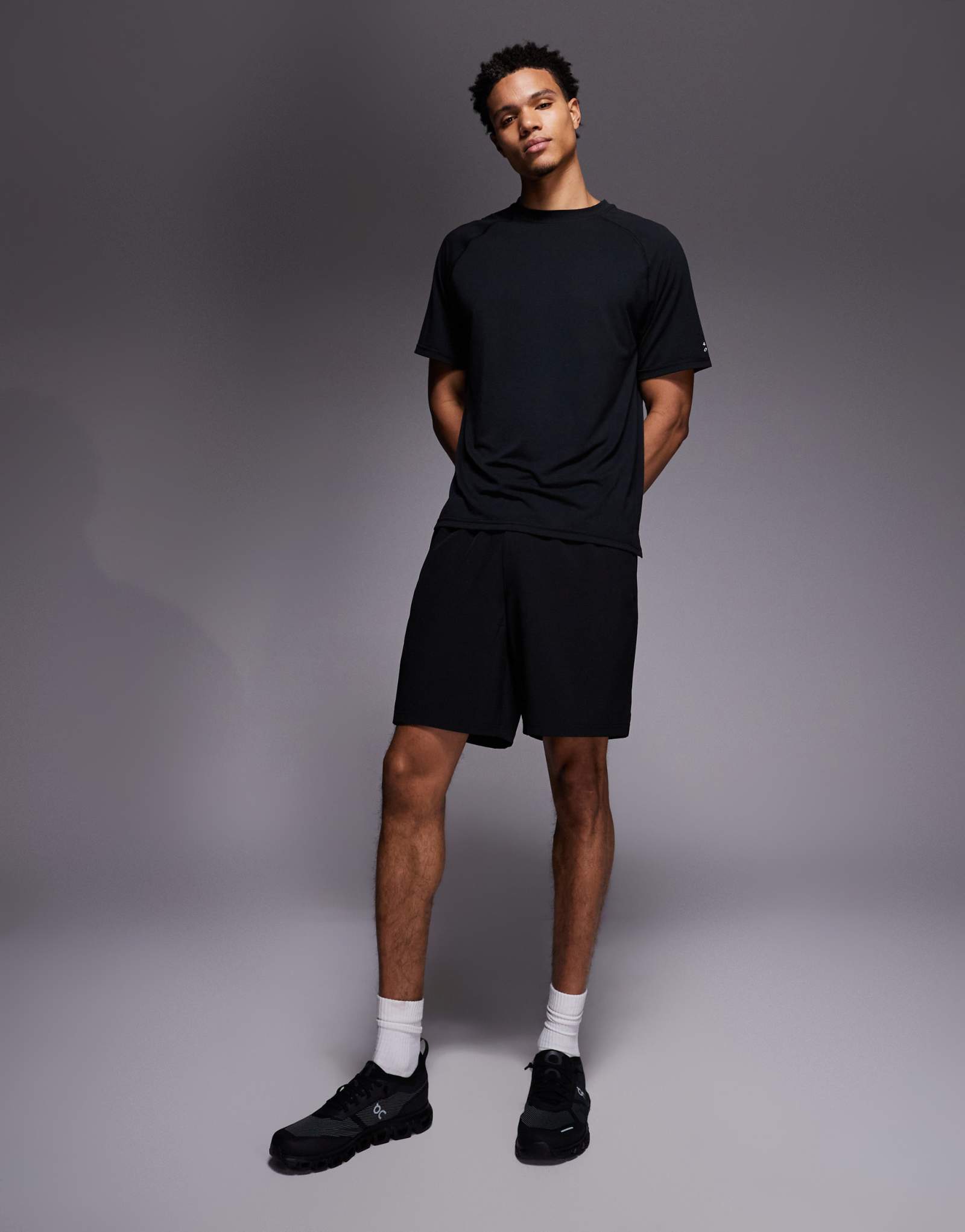 4505 7-дюймовые тканые тренировочные шорты черного цвета с эластичным поясом и карманами на молнии