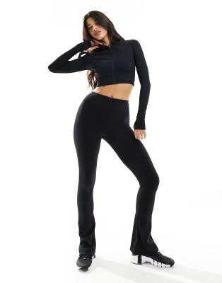 4505 - Active - Ausgestellte, knöchellange Leggings aus feinem Rippstrick in Schwarz