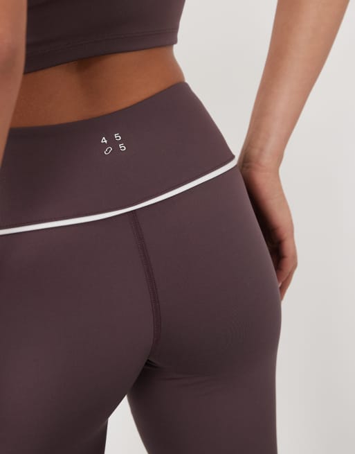 4505 Active – Capri-Leggings in Taupe-Braun mit niedrigem Bund und Paspelierung, 3 von 5