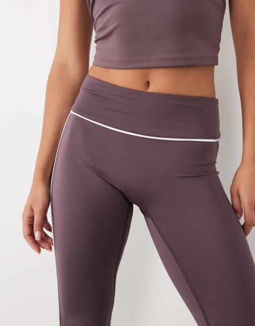 4505 Active – Capri-Leggings in Taupe-Braun mit niedrigem Bund und Paspelierung, 5 von 5