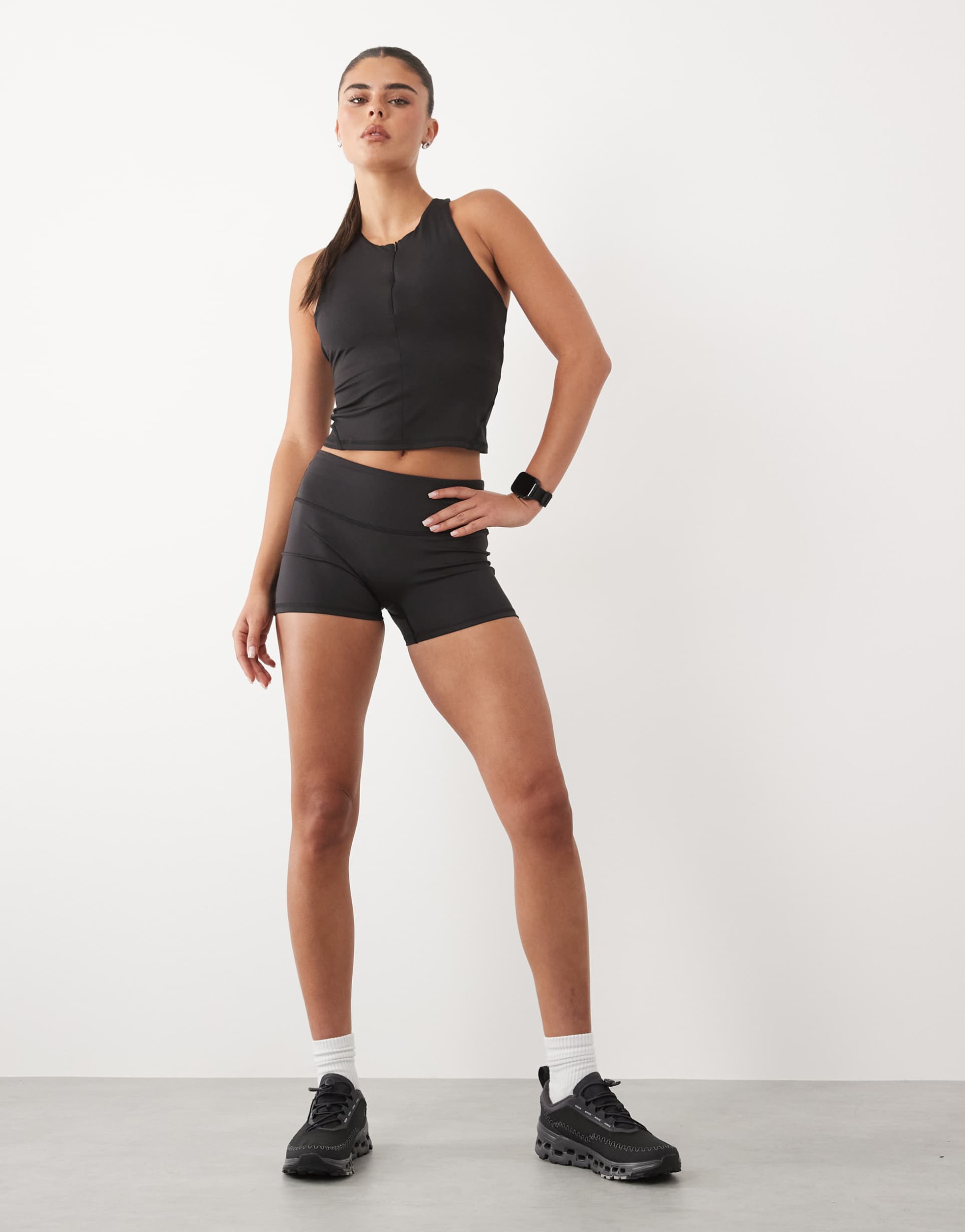 4505 active cropped 1/4 zip tank with inner bra and removable padding in black