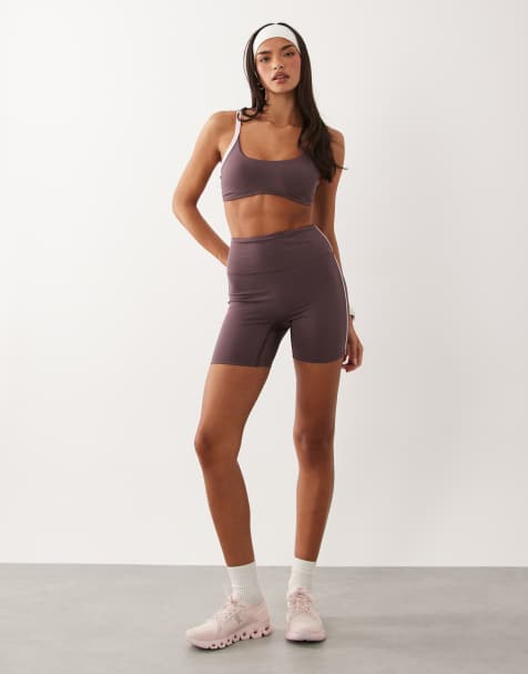 4505 Active – Gråbrunt set med sportbehå med lätt stöd och djup halsringning och leggingsshorts med hög midja och sidorand, 13 cm innersöm - view 1