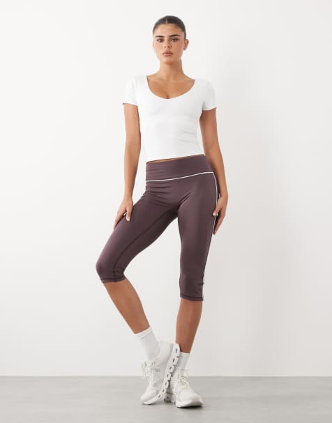 4505 – Active – Knapp geschnittenes Sport-T-Shirt in Weiß mit integriertem BH und V-Ausschnitt - view 1