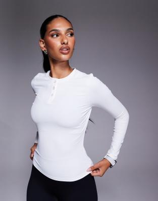 4505 - Active - Langärmliges, geripptes Lagen-Oberteil aus schnell trocknendem Material in Weiß mit Henley-Ausschnitt