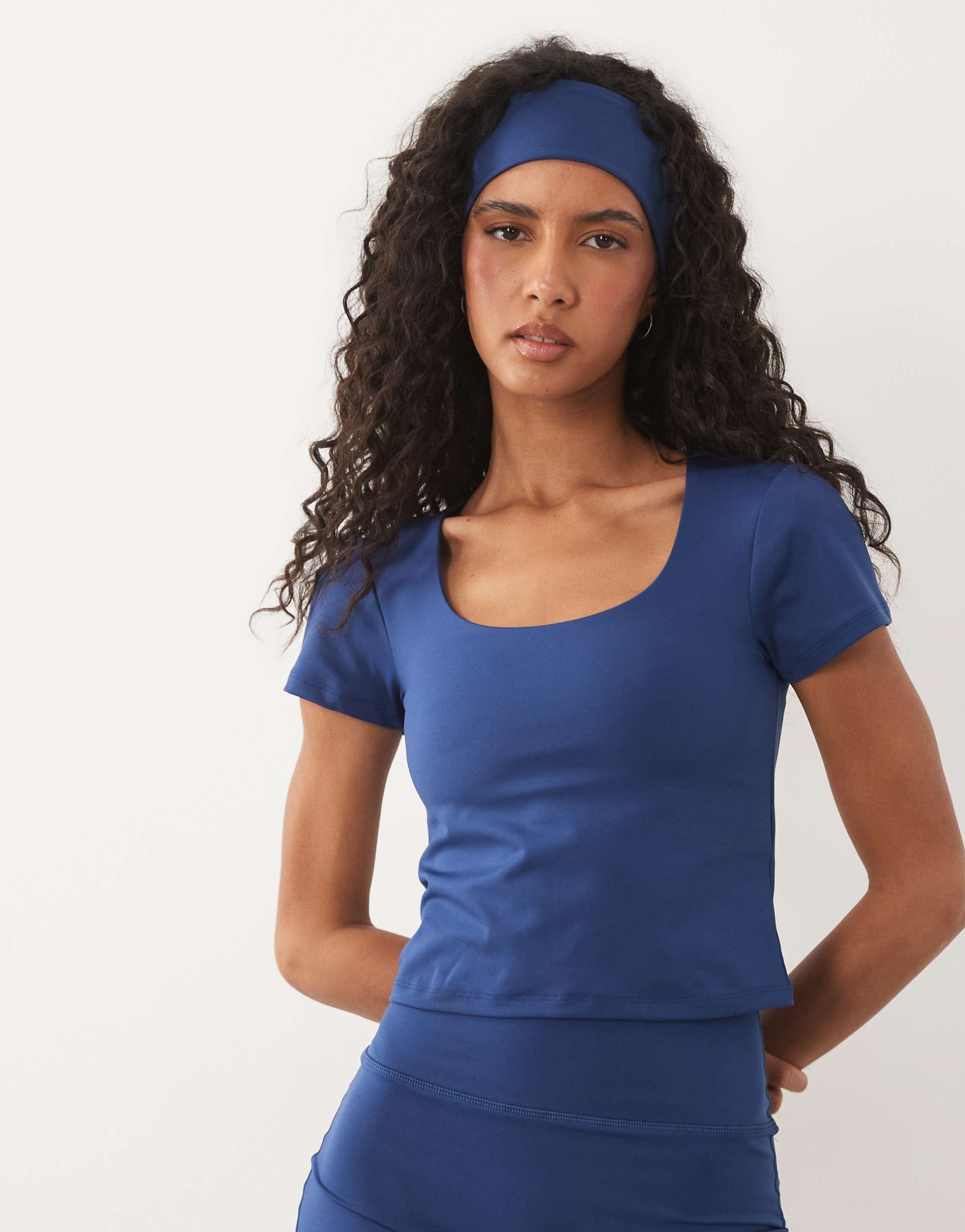 4505 active scoop neck baby tee with shelf bra and removable padding in true blue