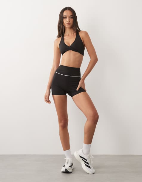 4505 - Active - Sport bh met lichte ondersteuning en gedraaide voorkant en booty short van 8 cm met biezen in zwart - view 1