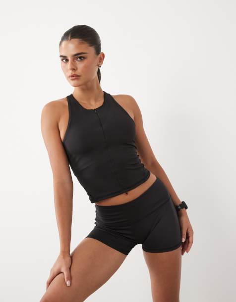 4505 – Active – Svart set med tunt linne med djup halsringning och booty-shorts med hög midja och 8 cm innersöm - view 1