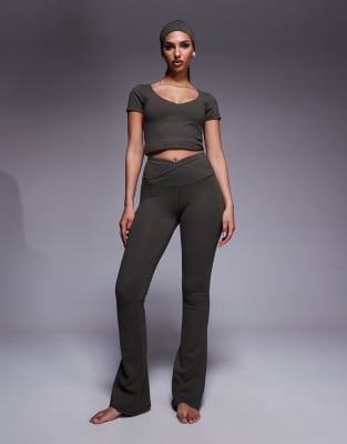 4505 - Ausgestellte schmale Leggings in dunklem Olivgrün aus weichem Stoff mit Wickelbund