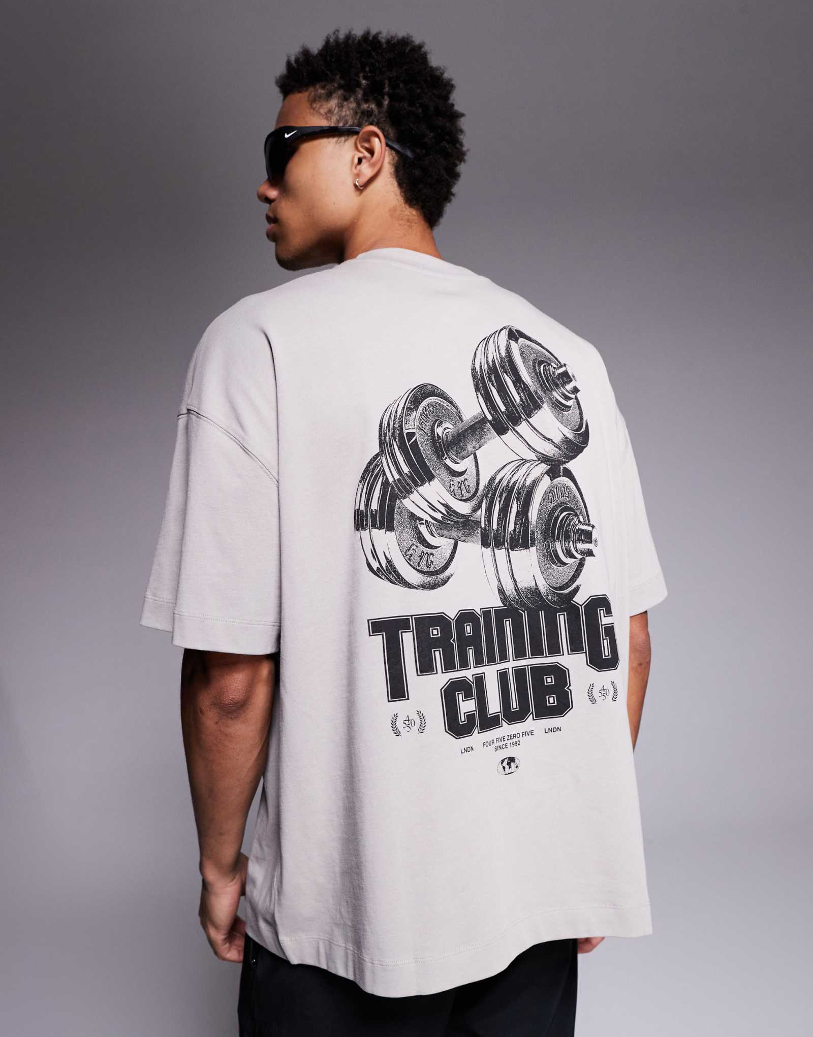 4505 объемная хлопковая футболка из плотного хлопка с принтом сзади и быстросохнущим покрытием каменно-серого цвета