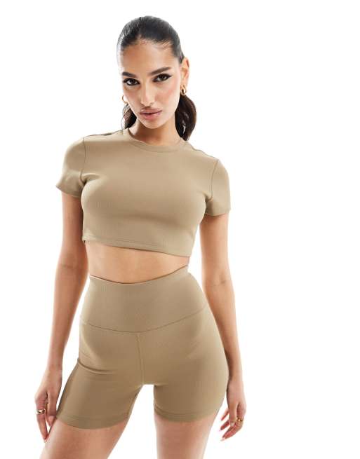 4505 – Beige, ribbad tränings-t-shirt i extra kort design 