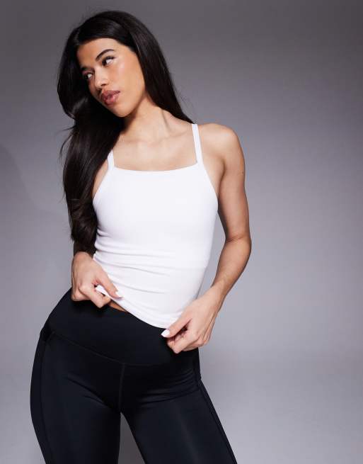 4505 – Biały miękki w dotyku top na ramiączkach z zabudowanym dekoltem i wbudowanym biustonoszem z wyjmowanymi wkładkami w stylu lat 90.