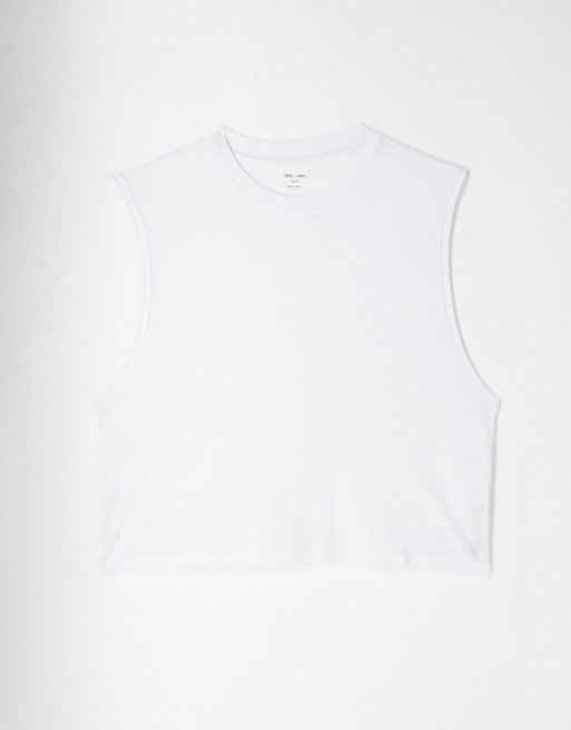 4505 – Biały szybkoschnący siateczkowy top sportowy o krótkim fasonie bez rękawów