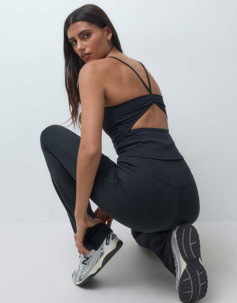 4505 blød tanktop med indbygget bh og rynket detalje bagpå i sort - view 1
