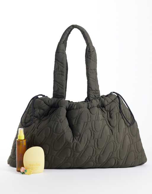 4505 - Bolso tote color café guateado con logo y cordón ajustable