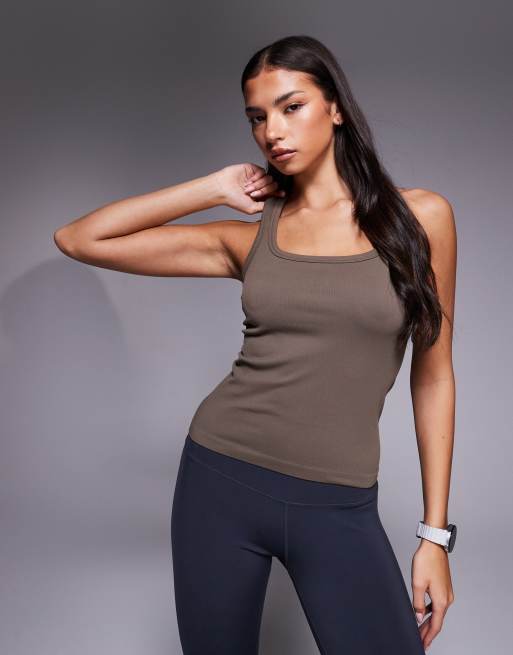 4505 – Brązowoszary prążkowany bezszwowy podkoszulek treningowy o kroju bokserki z dekoltem w kształcie litery U