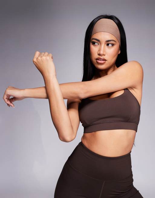 4505 – Brązowy modelujący biustonosz sportowy zapewniający średnie podtrzymanie z regulowanymi ramiączkami