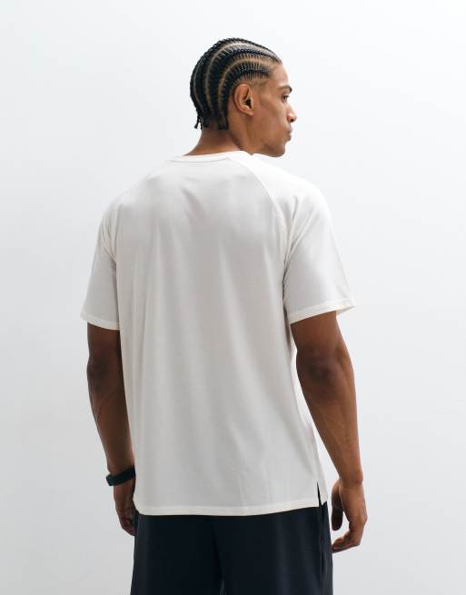 4505 - camiseta de entrenamiento boxy de punto técnico de secado rápido en blanco roto, 4 de 5