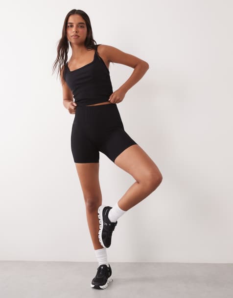 4505 - Conjunto deportivo negro moldeador de top de tirantes con cuello cuadrado y sujetador incorporado y pantalones cortos de 5" de talle alto sin costuras - view 1