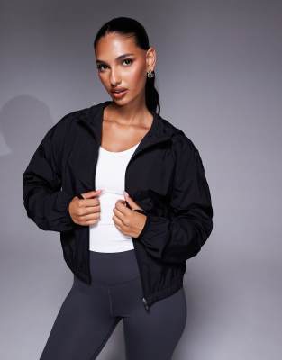 4505 - Cropped-Laufjacke aus Webstoff in Schwarz mit Kapuze