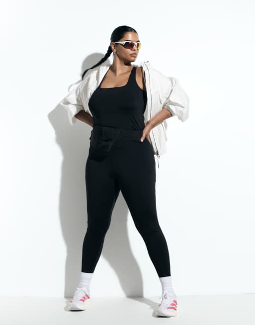4505 Curve active high support running vest with inner bra and adjustable straps in black, 4 of 5