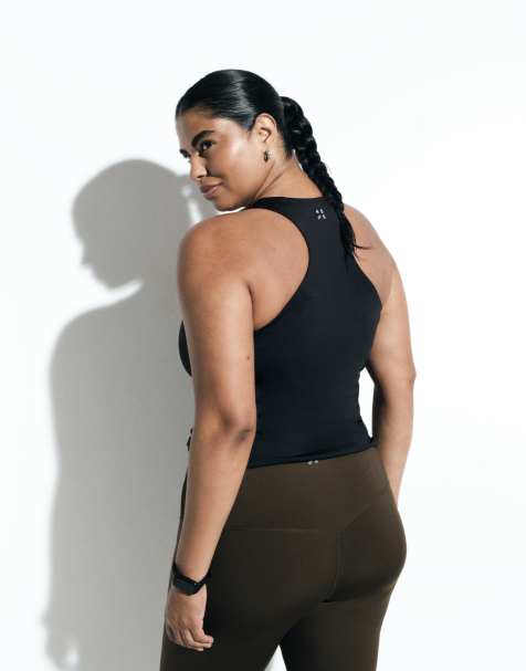 4505 Curve – Active – Svart set med v-ringat brottarlinne med inbyggd behå och leggingshorts med formande, hög midja och 13 cm innersöm - view 1