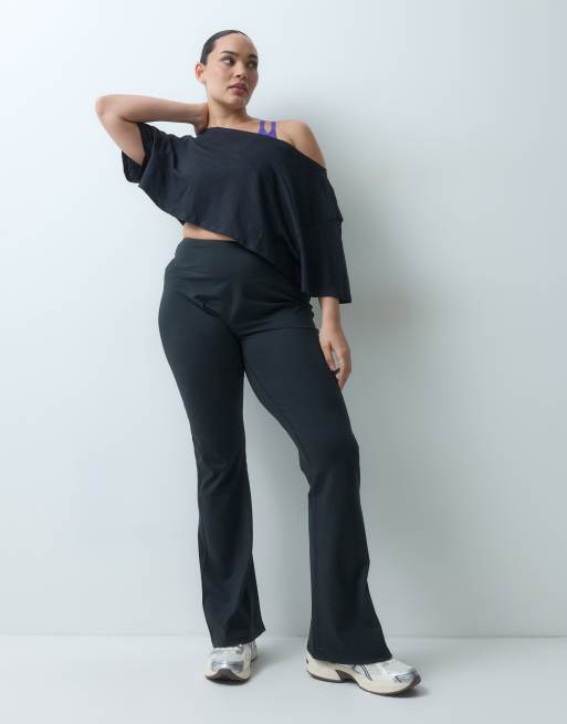 4505 Curve - camiseta crop de textura slub de algodón de secado rápido con hombros descubiertos en negro, 3 de 5
