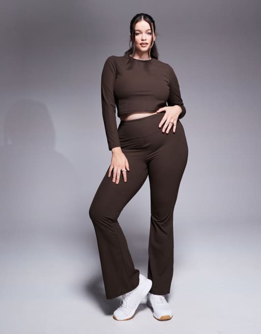 4505 Curve – Ciemnobrązowe dopasowane legginsy dzwony do jogi z miękkiego prążkowanego materiału 