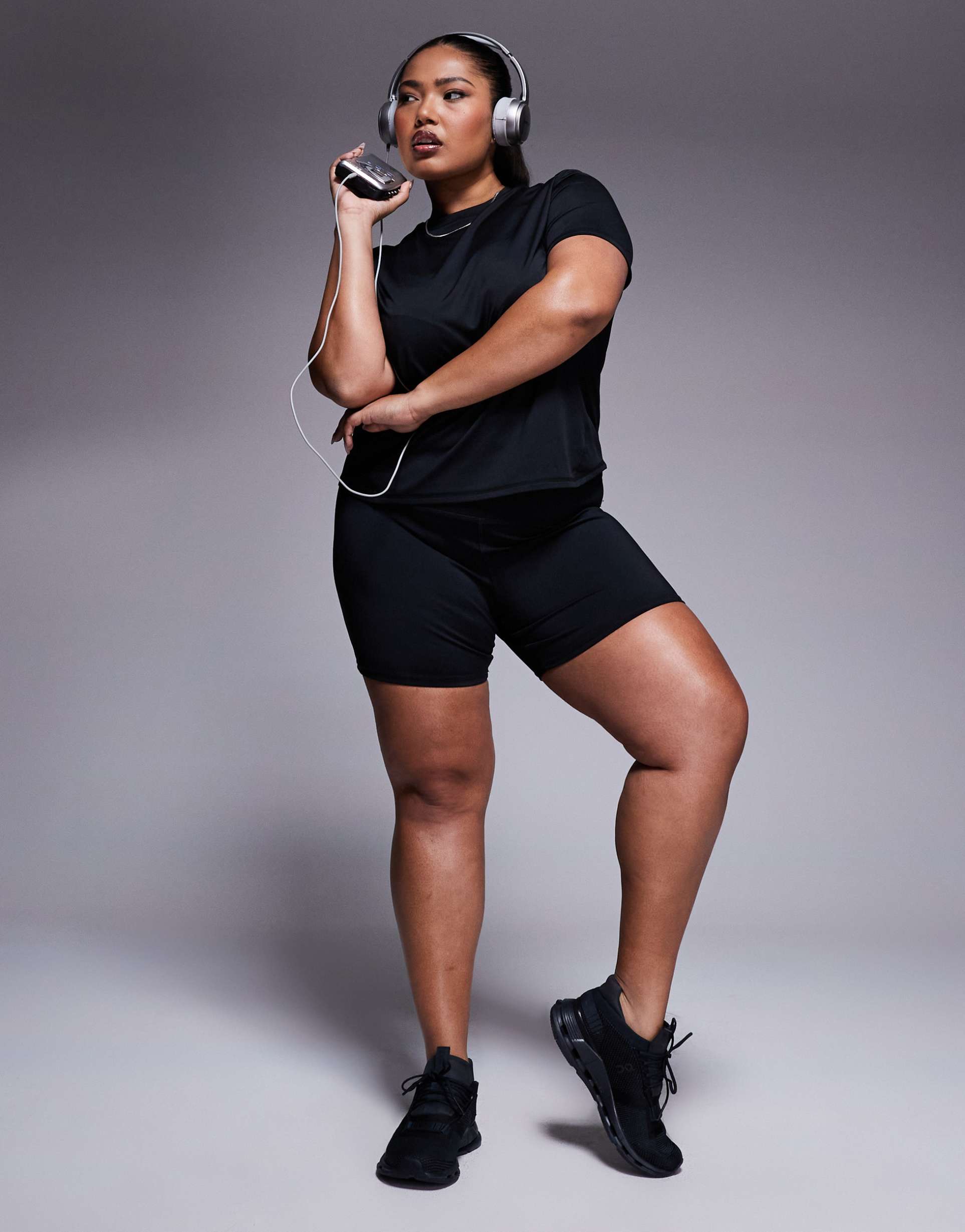 4505 curve icon active high waist 5 inch legging shorts with zip phone pocket in black