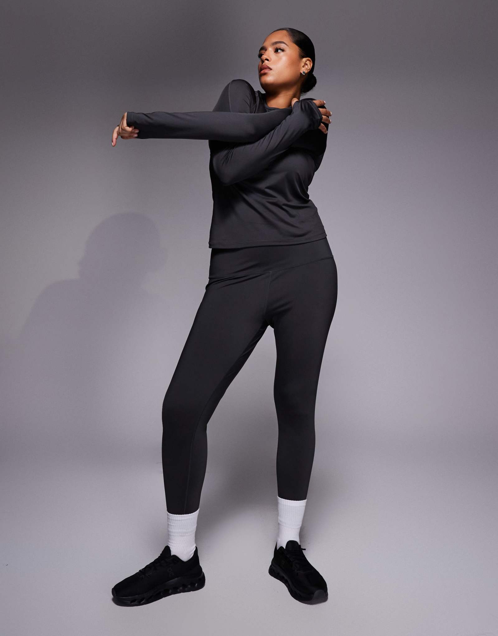 4505 Спортивные леггинсы Curve Icon active с завышенной талией сзади и потайным карманом дымчато-серого цвета