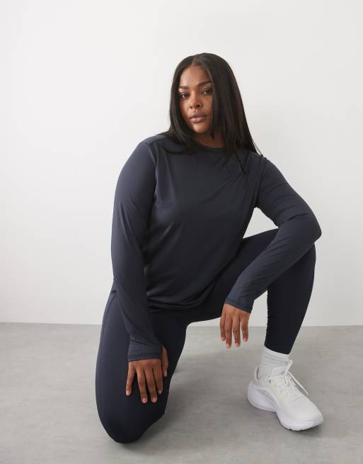 4505 Curve Icon active quick dry long sleeve running top and active tie waist run legging with phone pocket in navy, 3 z 3