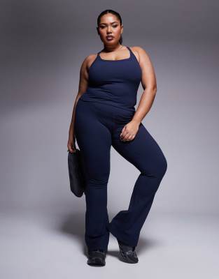 4505 Curve - Icon - Canottiera da yoga morbida al tatto blu navy notte con reggiseno interno e spalline regolabili - view 1