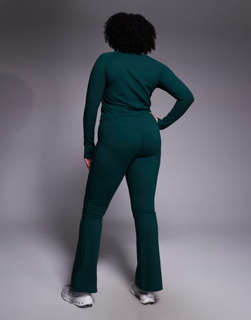 4505 Curve – Icon – Mörkgröna, mjuka yogaleggings med smal passform, hög midja och utsvängd design, 2 av 5