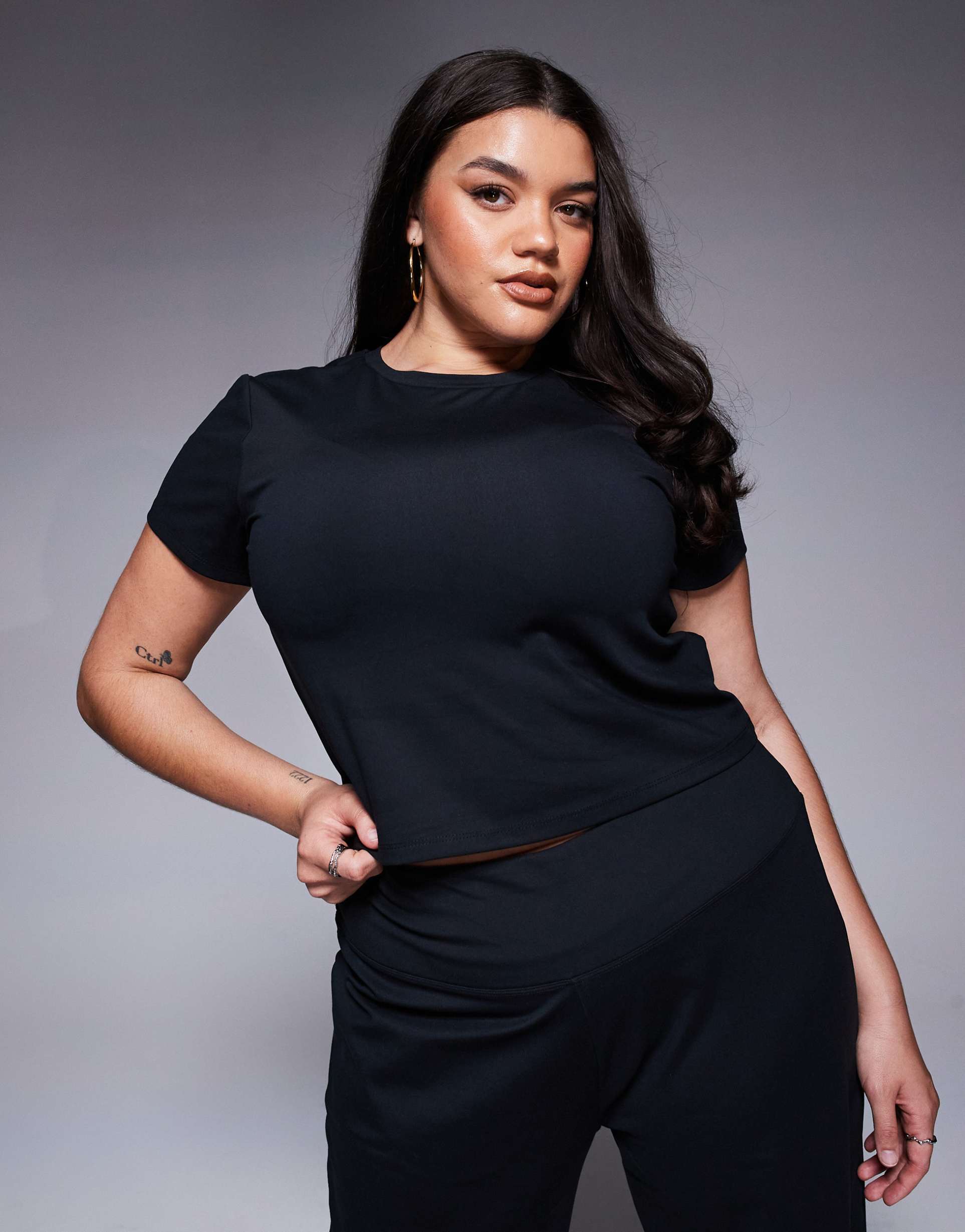 4505 curve icon soft touch studio baby t-shirt in black