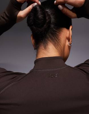 4505 Curve Icon Soft Touch Zip Up Long Sleeve Performance Top In Brown