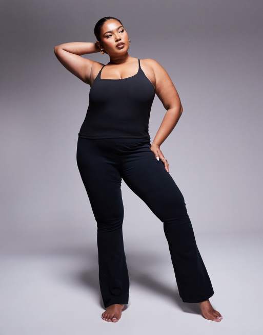 4505 Curve – Icon – Svarta, mjuka, smala yogaleggings med utsvängd design nedtill 