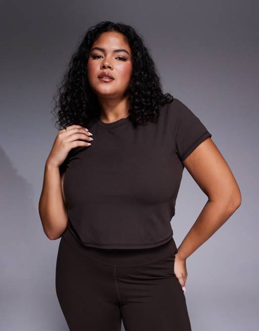 4505 Curve - Icon - T-shirt crop top de sport en tissu doux - Chocolat, 2 de 4