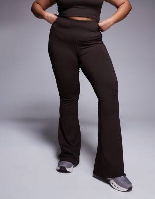 4505 Curve - Icon - Weiche, ausgestellte Yoga-Leggings in Schokobraun mit schmalem Schnitt