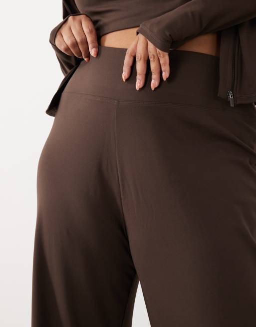 4505 Curve – Icon – Weiche Tanzhose in Schokobraun mit weitem Bein und hohem Bund , 2 von 5