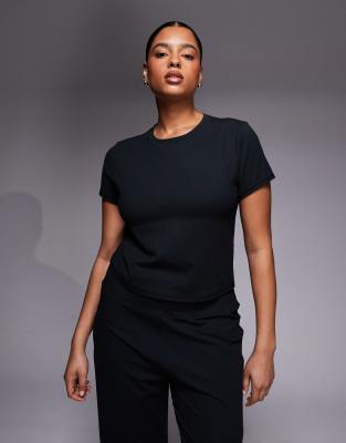 4505 Curve - Icon - Weiches, knapp geschnittenes Studio-T-Shirt in Schwarz